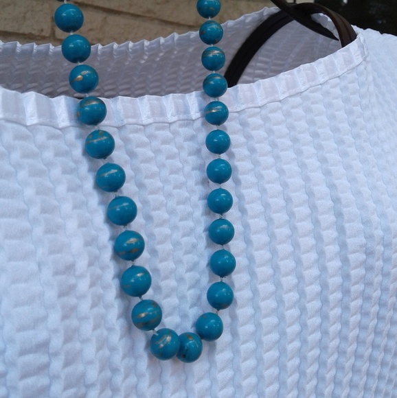 Wooden bead necklace. - Picture 4 of 5